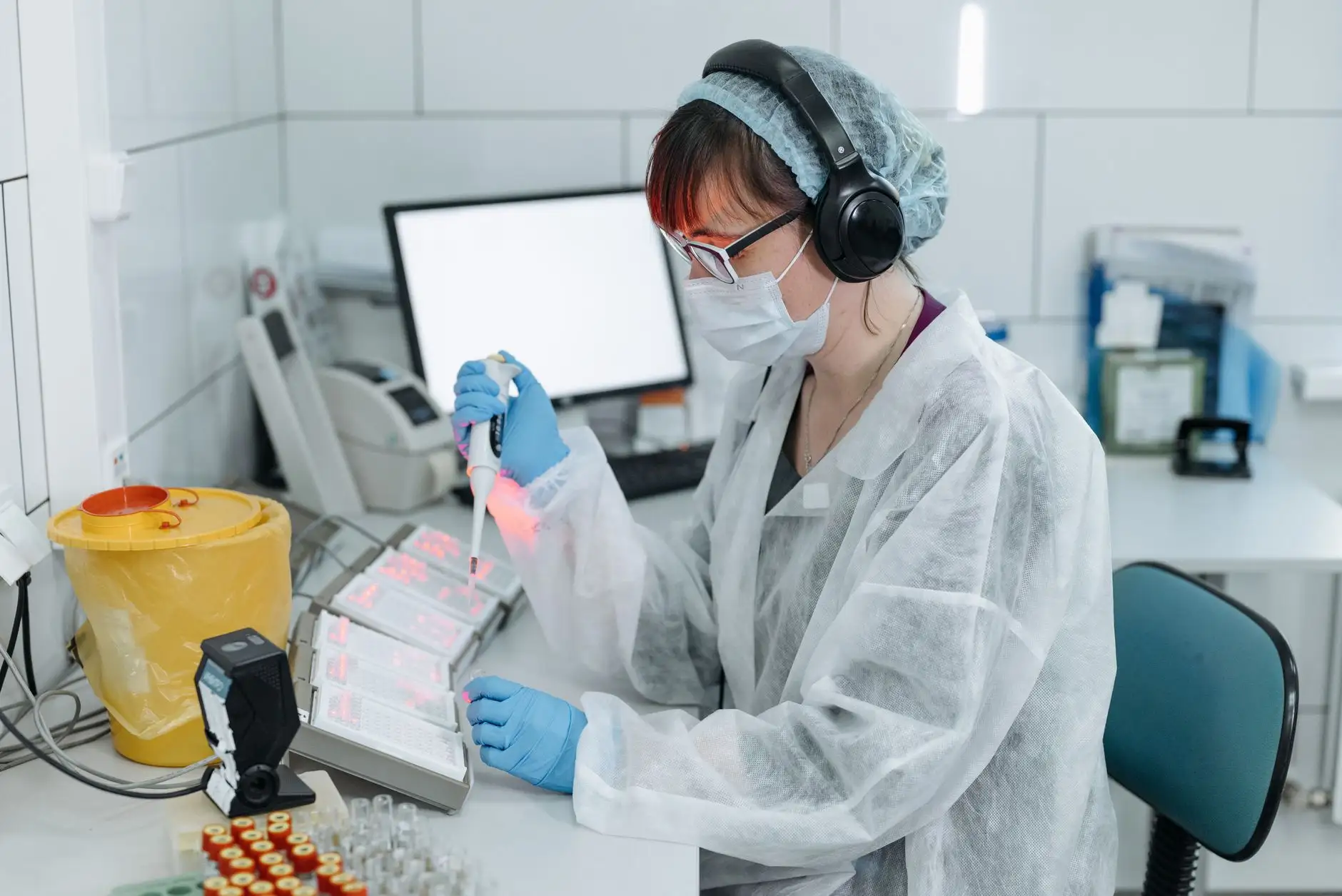 LED灯具与光纤照明对比:商业空间照明方案的技术选型要点